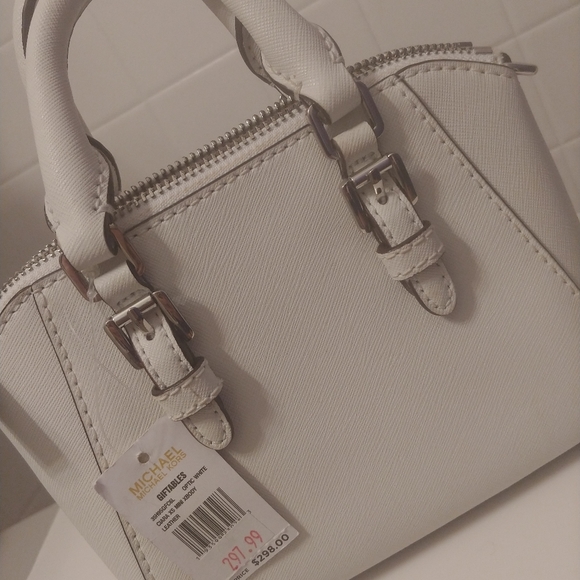 Selling this purse! Its brand new. Never been used - Picture 1 of 3